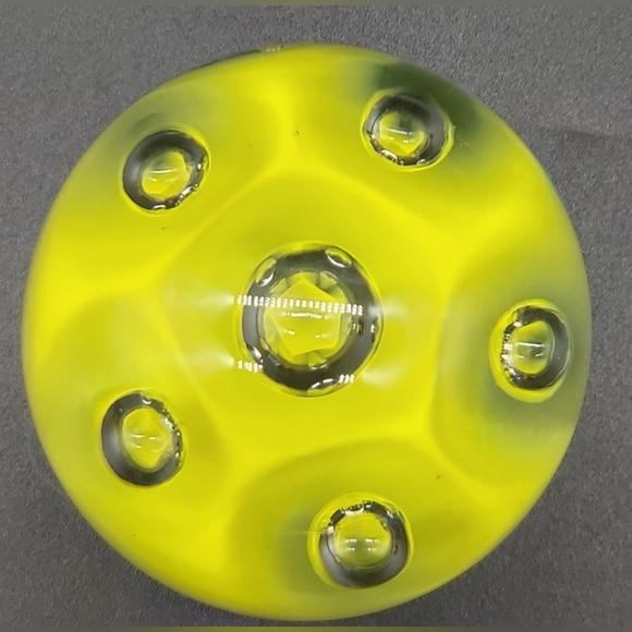 Art glass yellow paperweight with teardrop bubbles - Picture 5 of 9